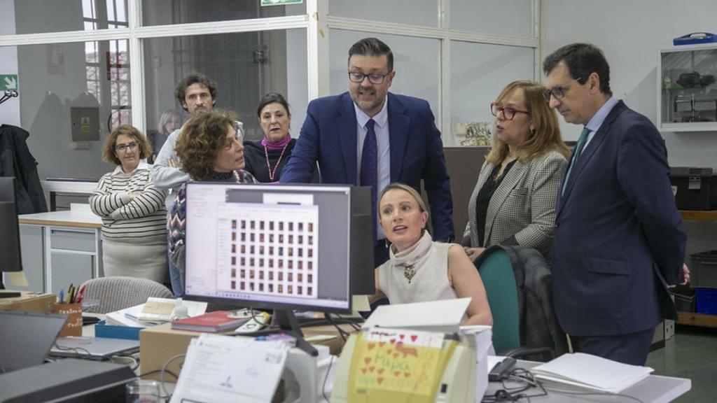 Un momento de la visita de Amador Pastor al Centro de Restauración y Conservación de Castilla-La Mancha.