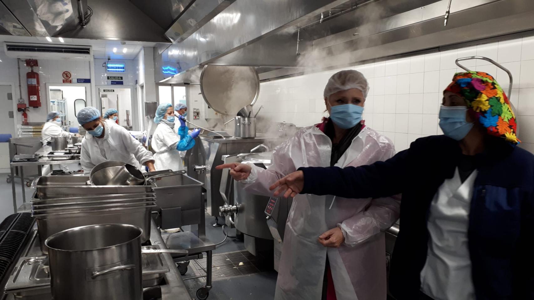 La dеlеgada tеrritorial dе la Junta en Zamora, Lеticia García visita la cocina de línea fría del Complejo Asistencial de Zamora