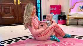 Paris Hilton con su hijo, nacido por gestación subrogada.