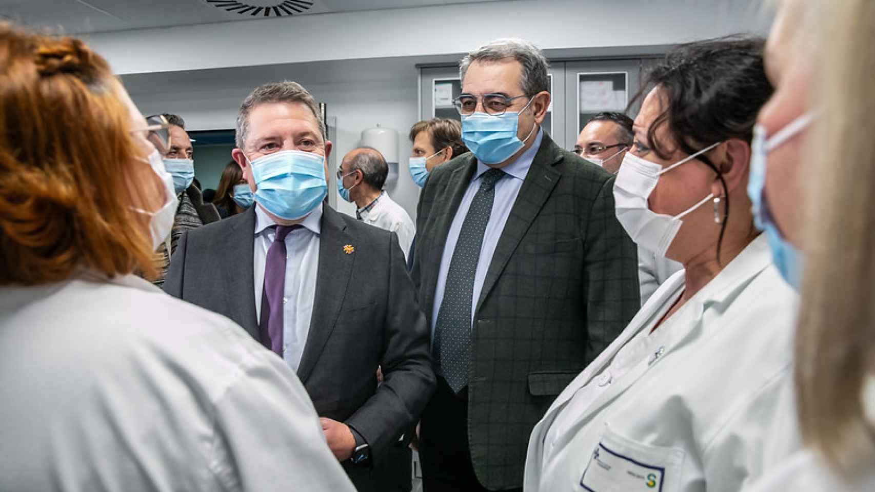 Page y Fernández Sanz con mascarilla en el Hospital de Valdepeñas.