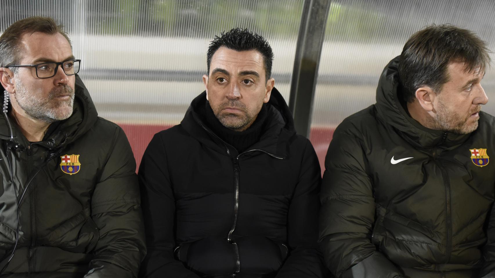 Óscar Hernández, Xavi Hernández y Sergio Alegre, en el banquillo del FC Barcelona