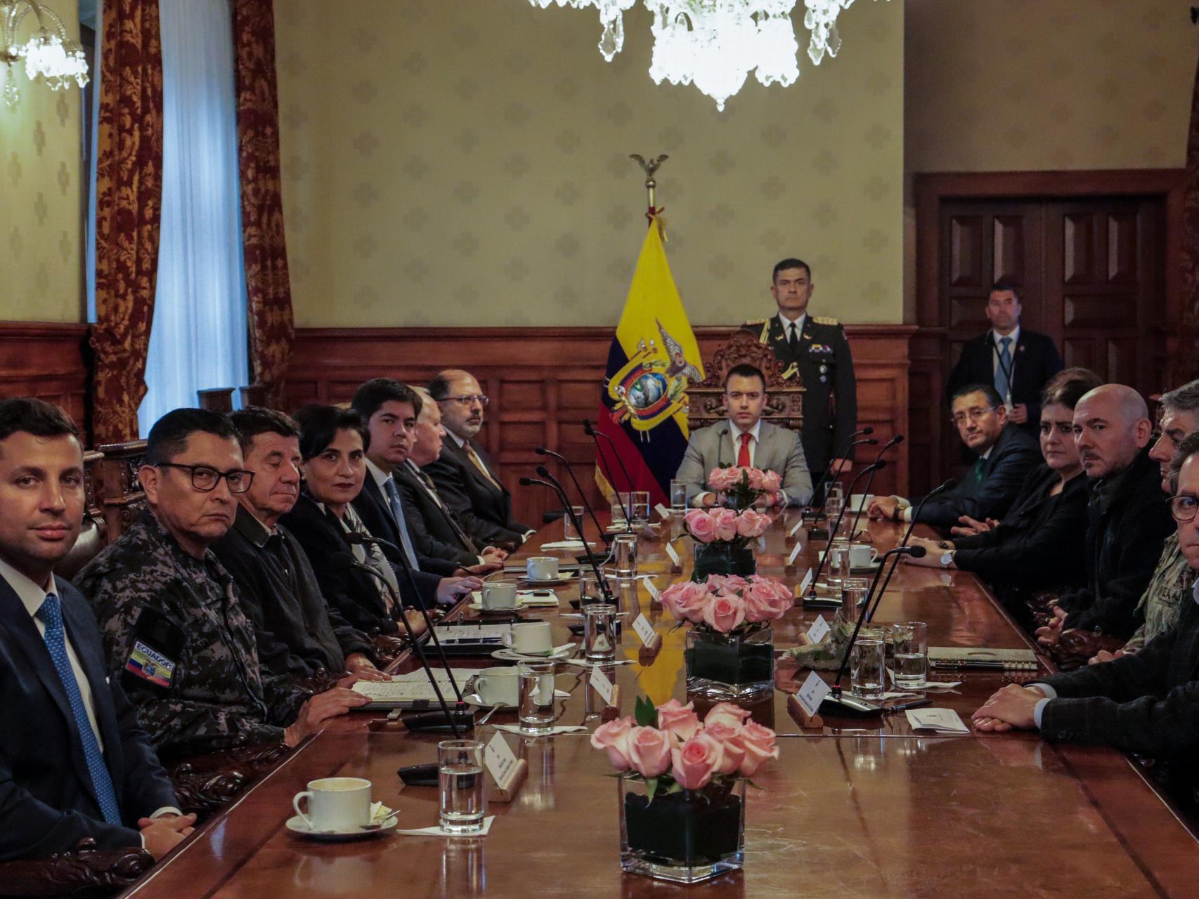 El presidente ecuatoriano, Daniel Noboa, durante una reunión con el Consejo de Seguridad Pública y del Estado (COSEPE), en el Palacio de Gobierno, hoy, en Quito (Ecuador).