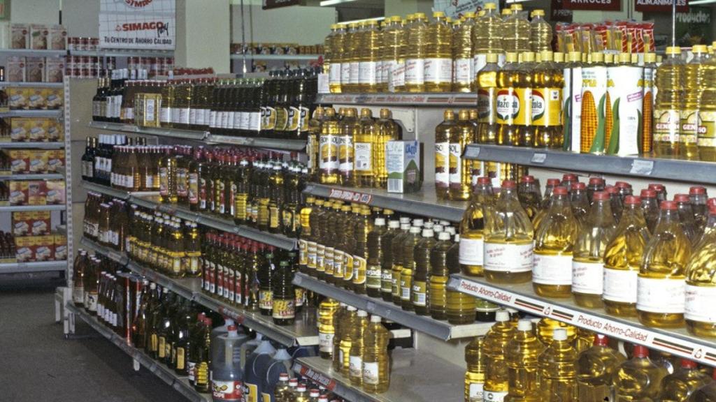 Estantería de aceites de un supermercado.