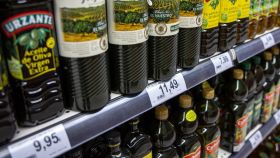 Estanterías con botellas de aceite en un supermercado de Madrid.