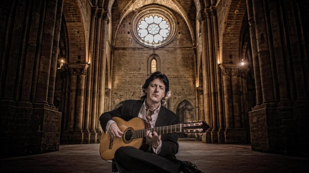 Una imagen de Cañizares tocando la guitarra.