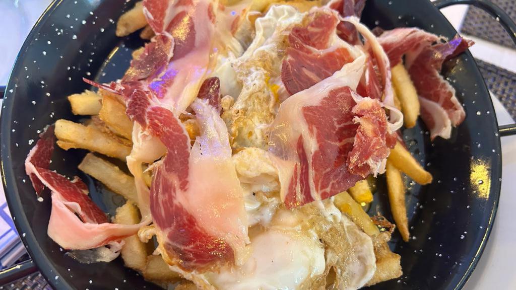 Un sabroso plato de huevos rotos