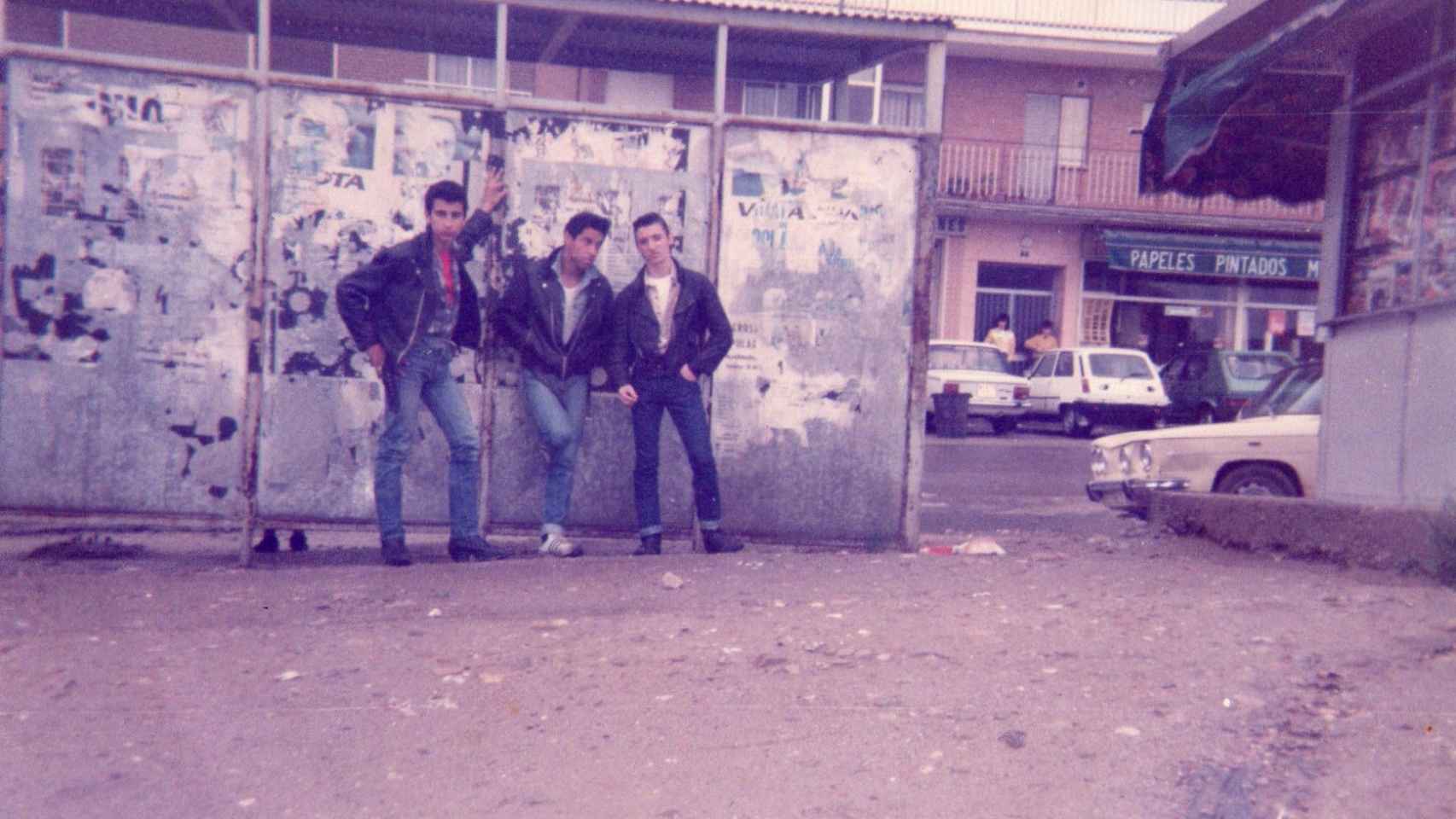 Fernando Adam 'Piguy' (izq.) con Demetrio Lefler (centro), en San Fernando de Henares en 1982. Foto: Archivo Fernando Adam