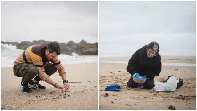 Rodrigo Fresco y María Arceo recogiendo 'pellets' en las playas gallegas