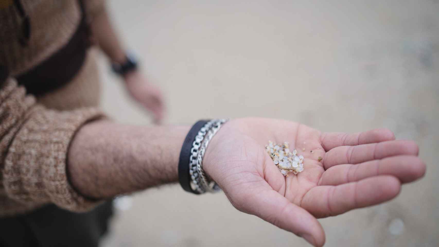 Rodrigo coge en su mano algunos de los 'pellets' esparcidos en la arena