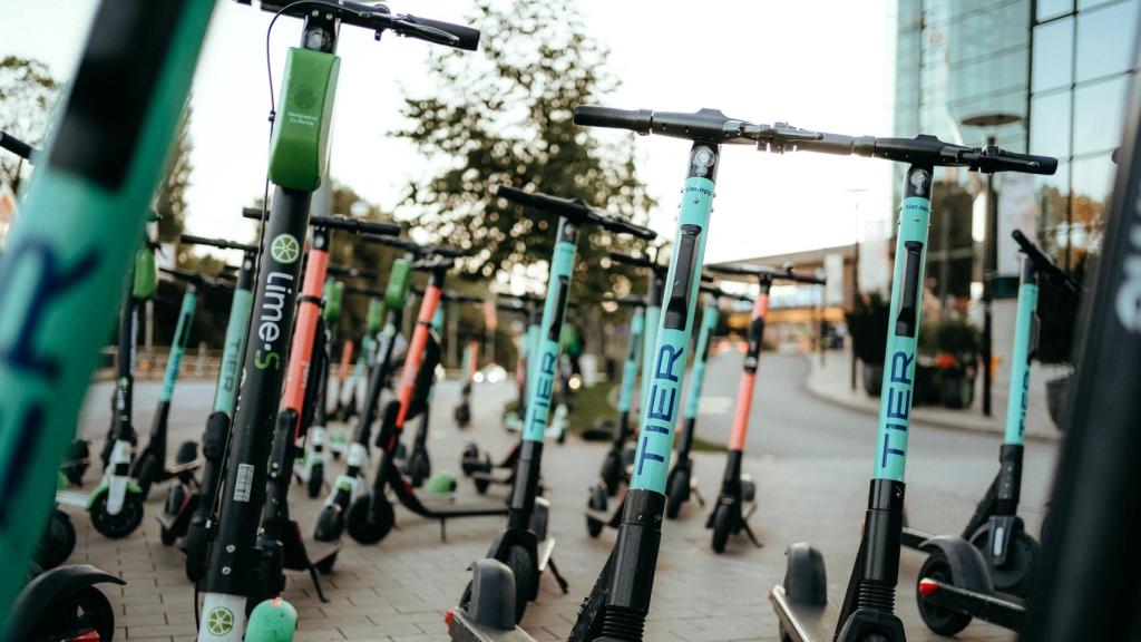 Patinetes eléctricos de alquiler en una calle.