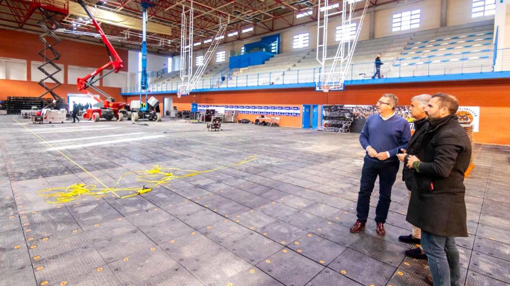 El alcalde Toni Pérez en la visita este lunes las obras para transformar el Palau d'esports en el escenario del Benidorm Fest.