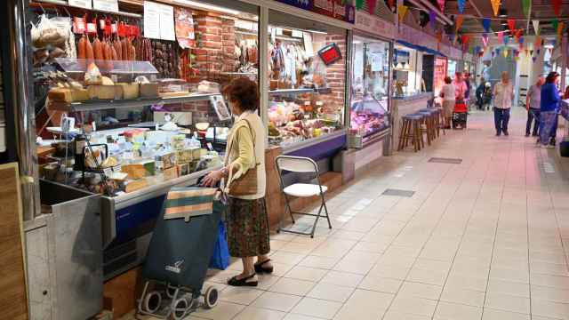 Una mujer hace la compra en uno de los mercados municipales de la ciudad.