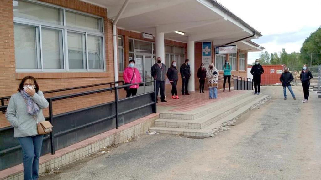Un grupo de personas con mascarillas ante un consultorio médico de Burgos.