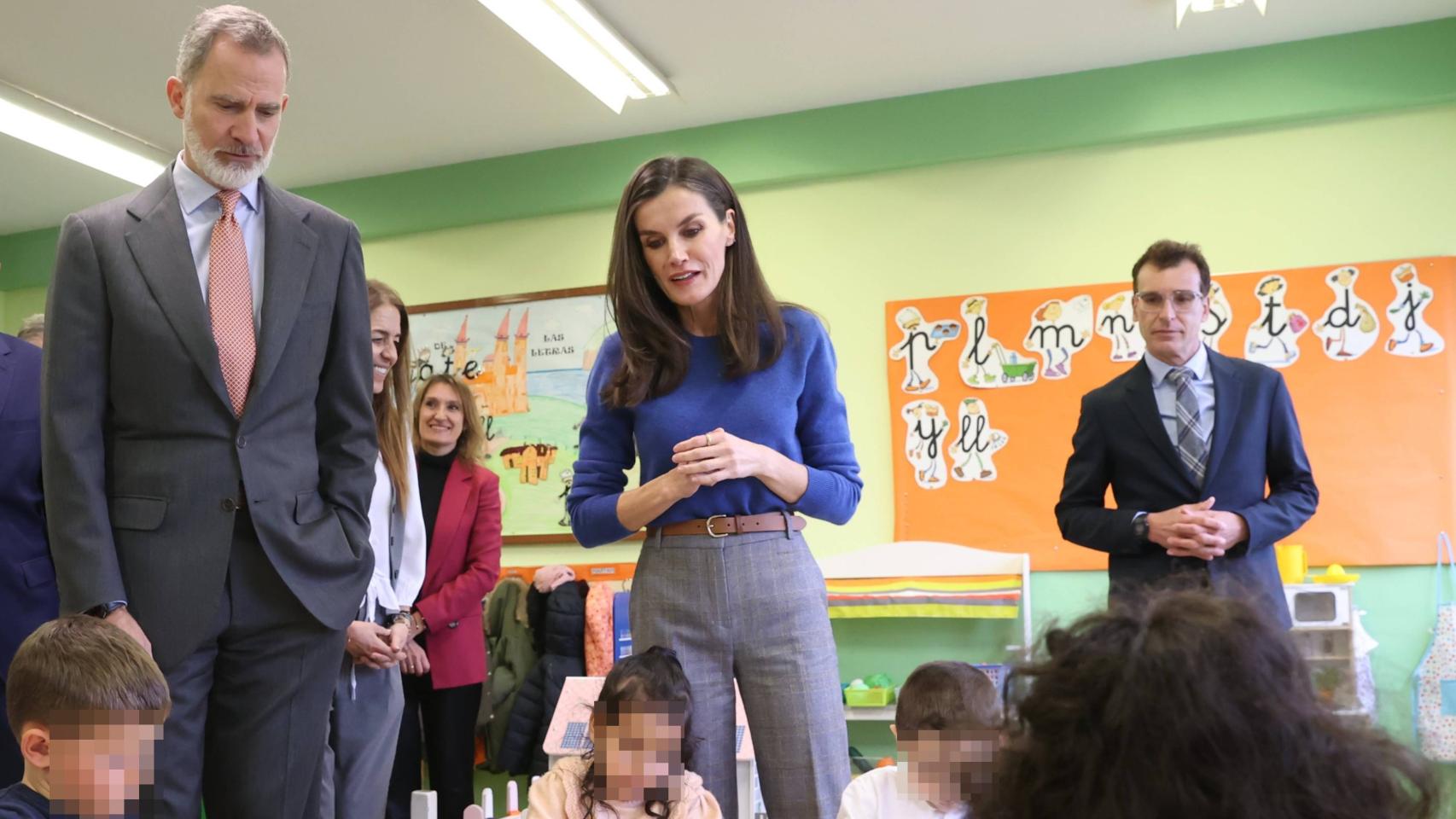 El Rey y la Reina en su visita al CEIP Gumersindo Azcárate de Armunia, León