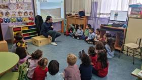 Alejandro Fonseca, coordinador del Yacimiento de Siega Verde, en el CEIP Virgen de la Vega de Salamanca