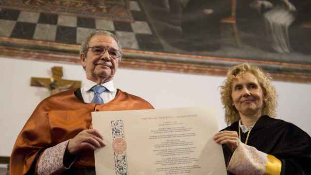 César Alierta recibe el título de doctor Honoris Causa de manos de la exrectora de la UPSA