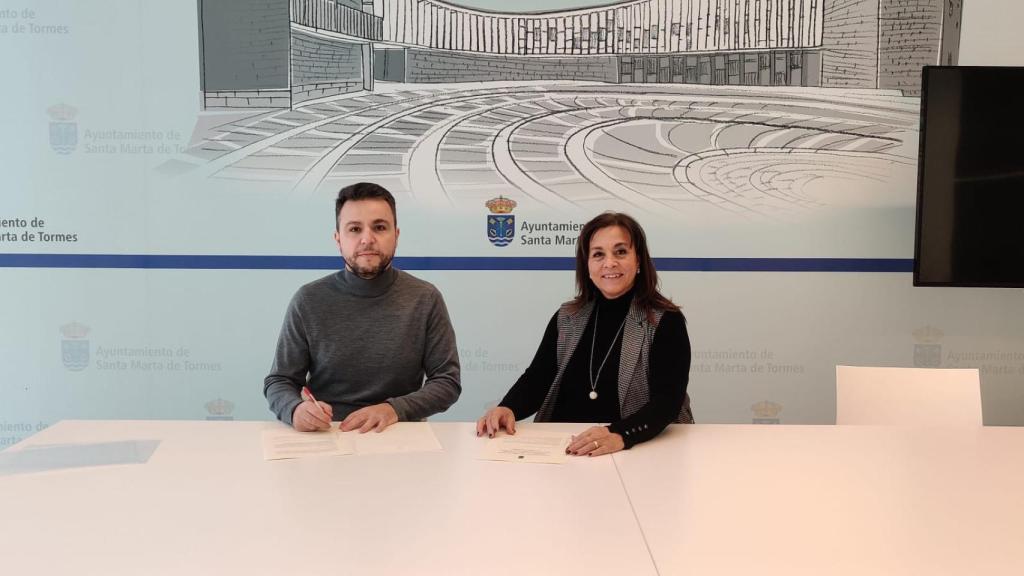 Firma del convenio entre el Ayuntamiento y la Clínica Santa Marta