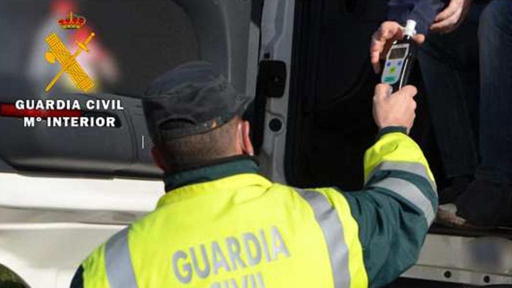 Imagen de un agente de la Guardia Civil haciendo un control de alcoholemia