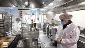 La dеlеgada tеrritorial dе la Junta en Zamora, Lеticia García visita la cocina de línea fría del Complejo Asistencial de Zamora