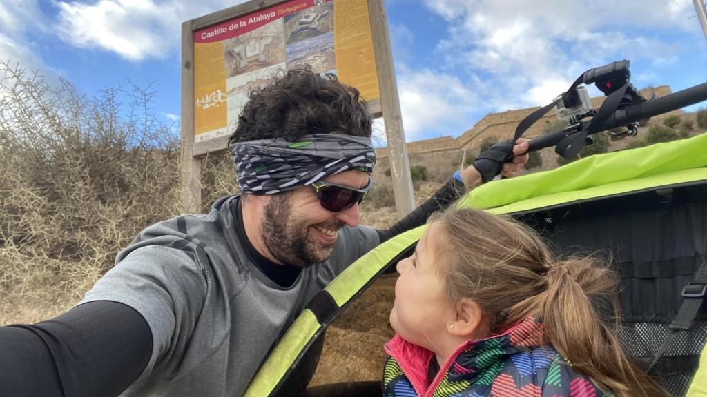 El pediatra Joaquín Susmozas en una ruta junto a su hija Julia.