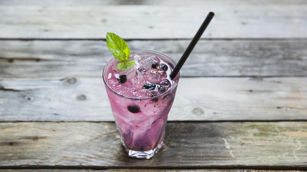 Cóctel con lavanda