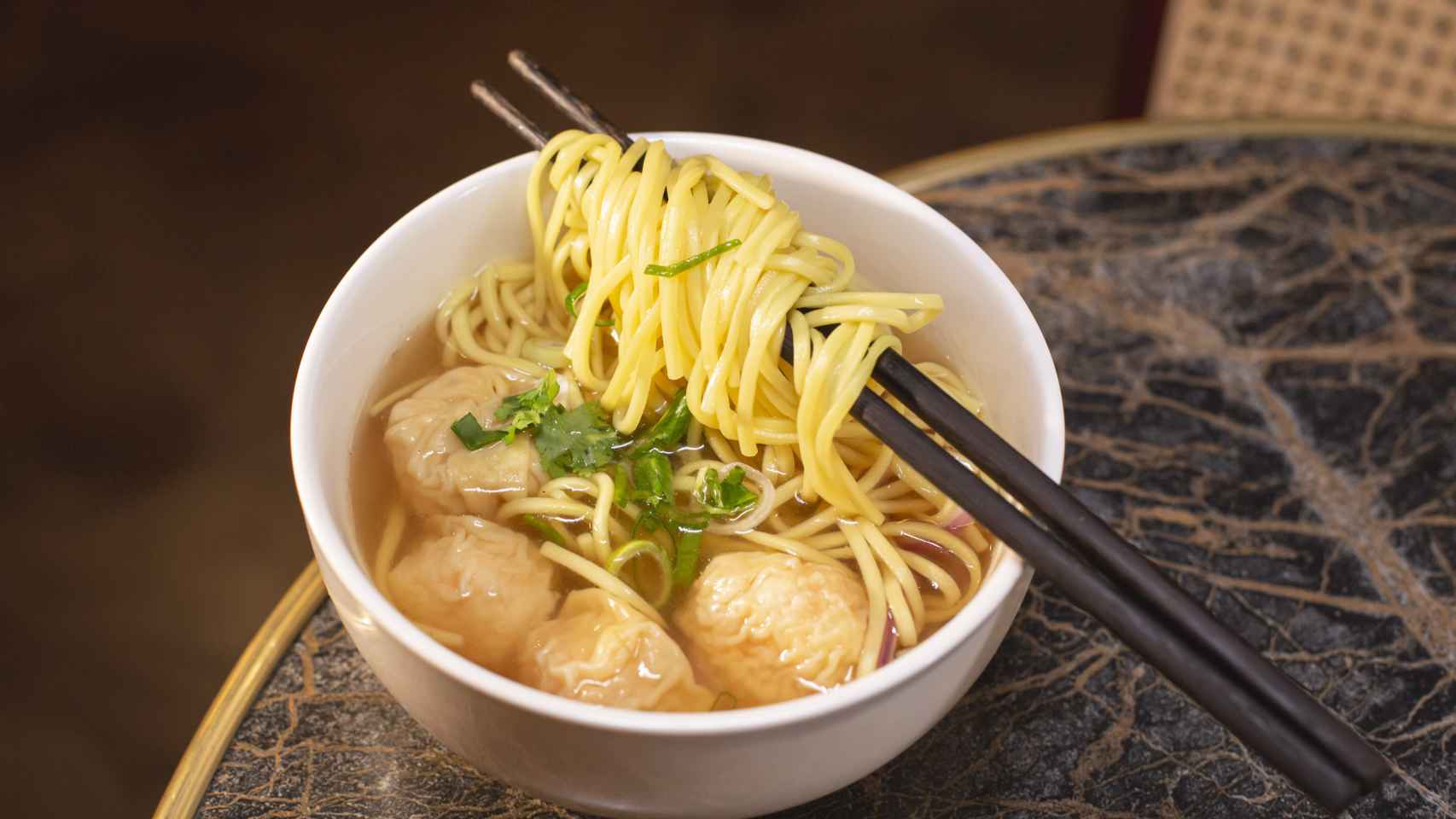 Noodles bañados en sopa wonton de langostinos de Le Petit Dim Sum