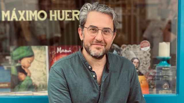 Máximo Huerta posando frente a su librería.