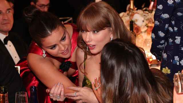 Selena Gómez y Taylor Swift en los Globos de Oro.