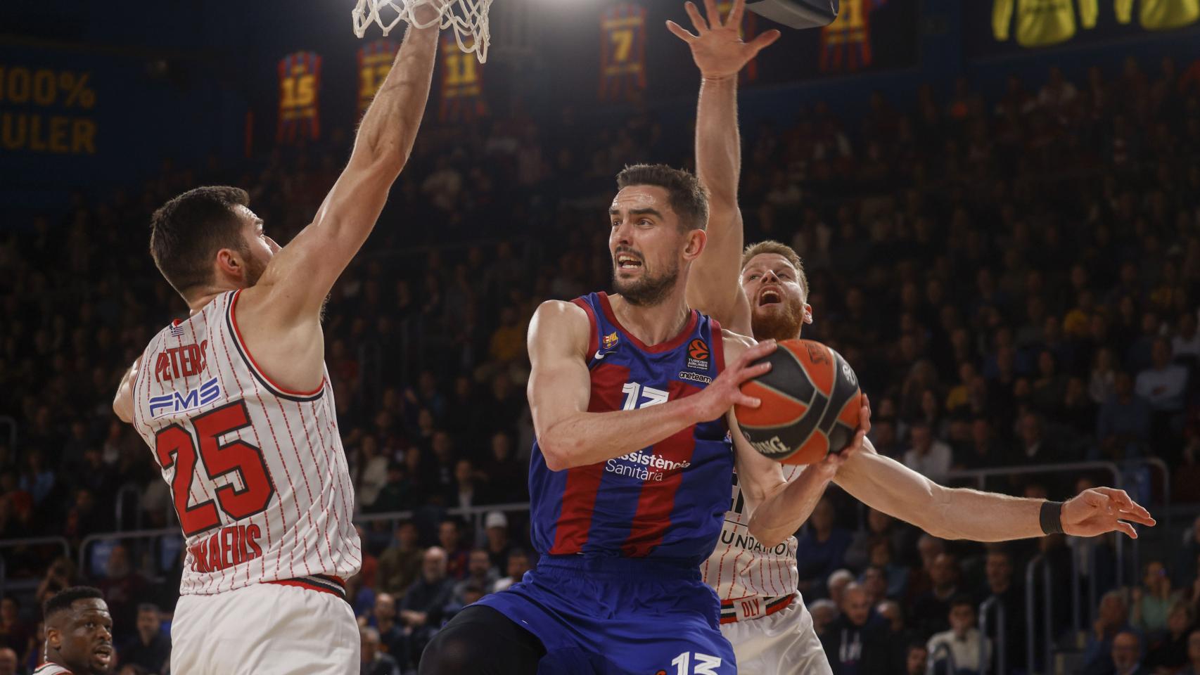 Satoransky, ante dos jugadores de Olympiacos