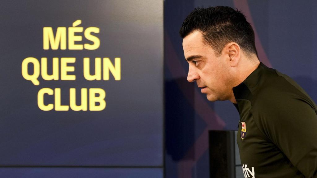 Xavi Hernández, entrando en la sala de prensa de la ciudad deportiva del FC Barcelona