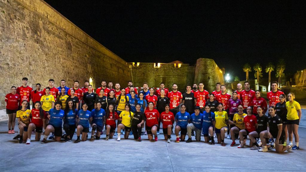 Jugadores de los distintos equipos de la RFEBM posan para el spot.