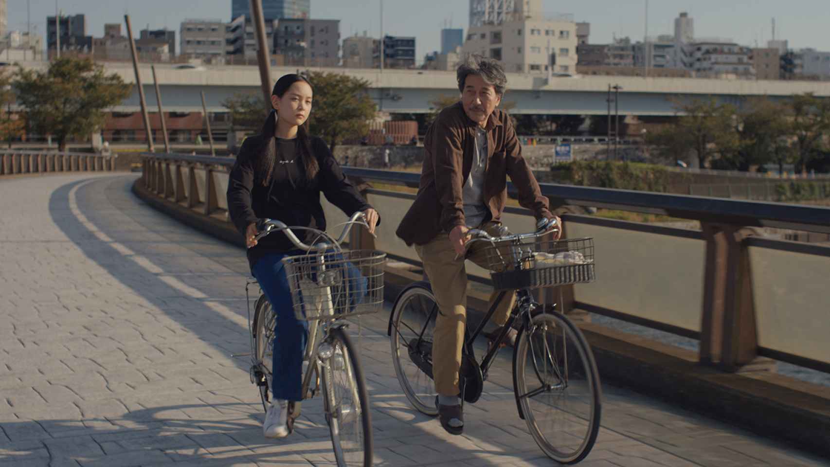 Arisa Nakano y Kôji Yakusho, en una escena de 'Perfect Days'