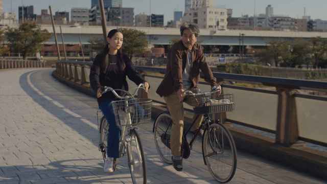 Arisa Nakano y Kôji Yakusho, en una escena de 'Perfect Days'