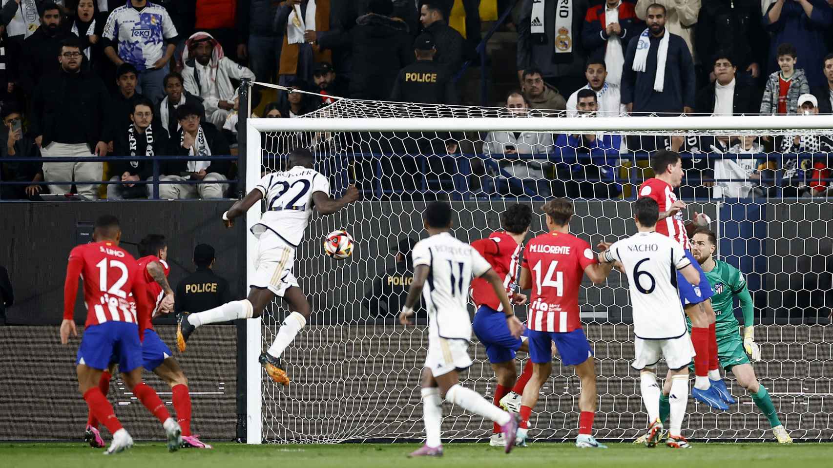 Rüdiger cabecea a gol para poner el empate frente al Atlético en la semifinal de la Supercopa de España.