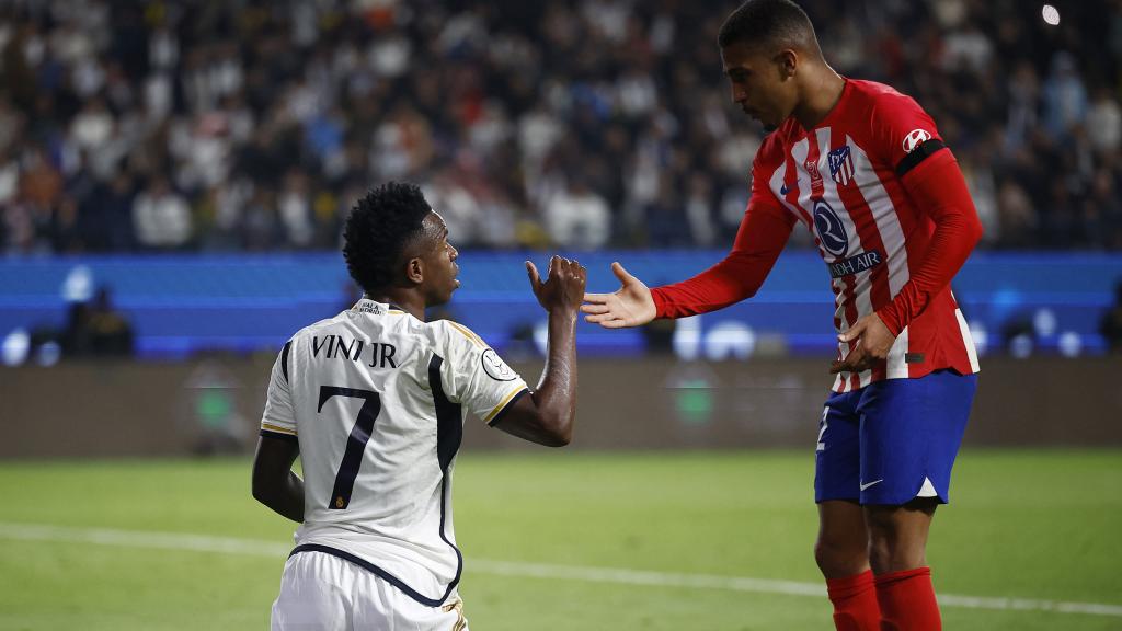 Vinicius y Samu Lino se piden disculpas tras una acción.