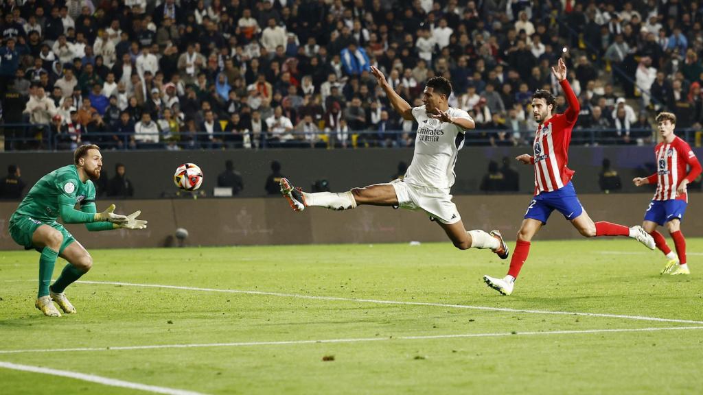 Bellingham intenta un remate acrobático ante la presencia de Oblak.