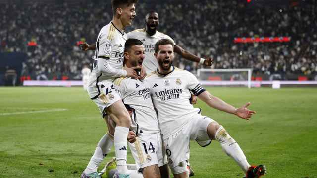 Los futbolistas del Real Madrid celebran el cuarto gol en la prórroga ante el Atlético.