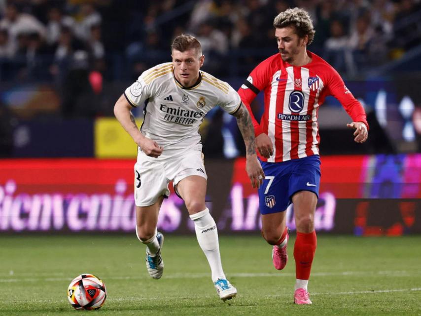 Toni Kroos junto a Griezmann en el partido de la Supercopa.