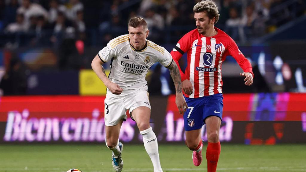Toni Kroos, junto a Griezmann en el partido de la Supercopa.