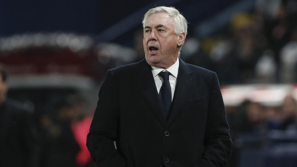 Ancelotti protesta una acción durante el Real Madrid - Atlético de la Supercopa de España.