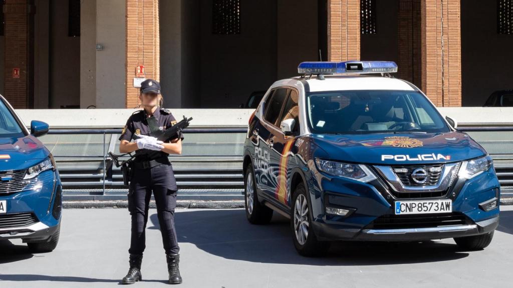 Una agente de la Policía Nacional en la Comisaría de Toledo.