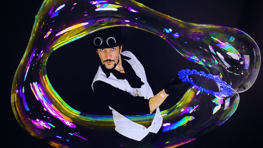 Pierpaolo Laconi, bubble man.