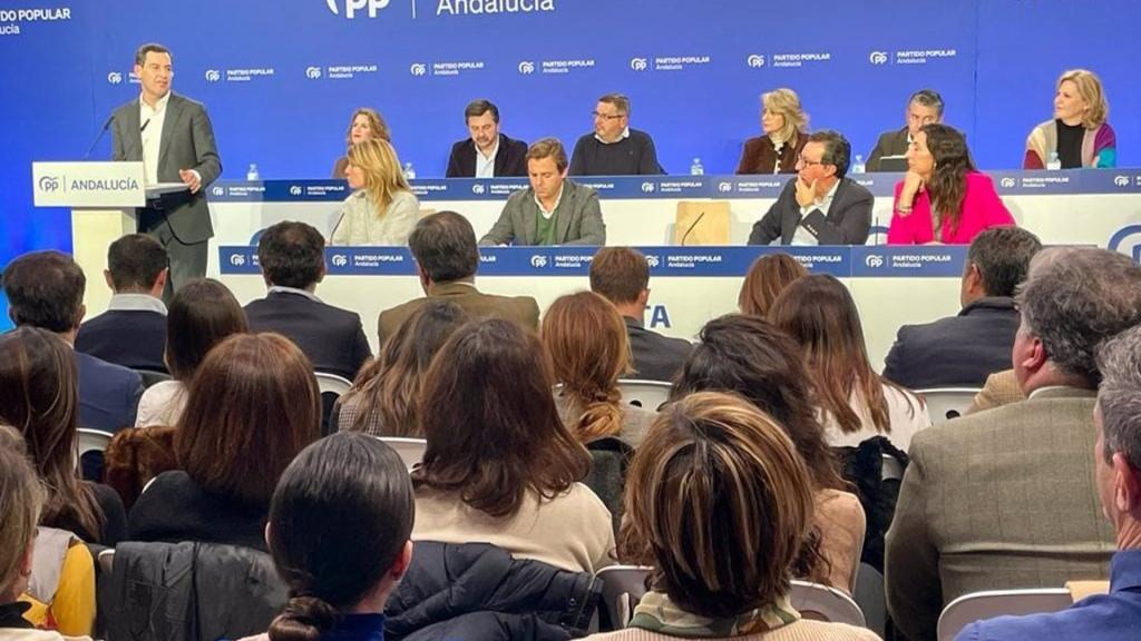 El presidente de la Junta de Andalucía, Juanma Moreno, en la junta directiva del PP en Huelva.