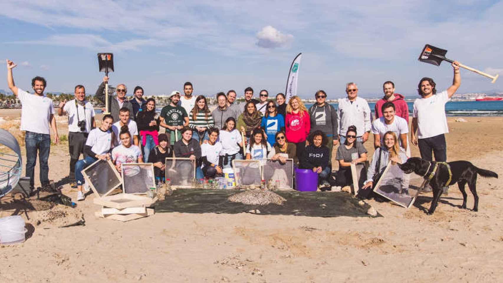 Los voluntarios coordinador por la ONG Good Karma Projects que lucharon contra el vertido en la playa de la Pineda (Tarragona).