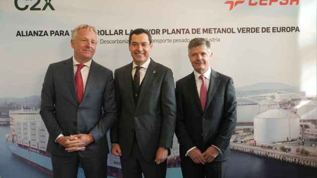 El presidente de la Junta de Andalucía, Juanma Moreno, con los responsables del proyecto.