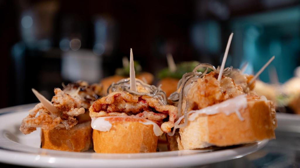 El bar de Chueca donde regalan tapas gigantes con cada bebida.