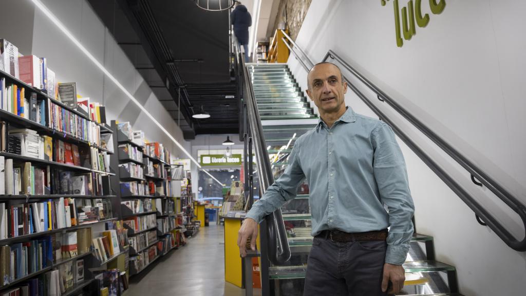 José Antonio Ruiz posa en la librería Luces.