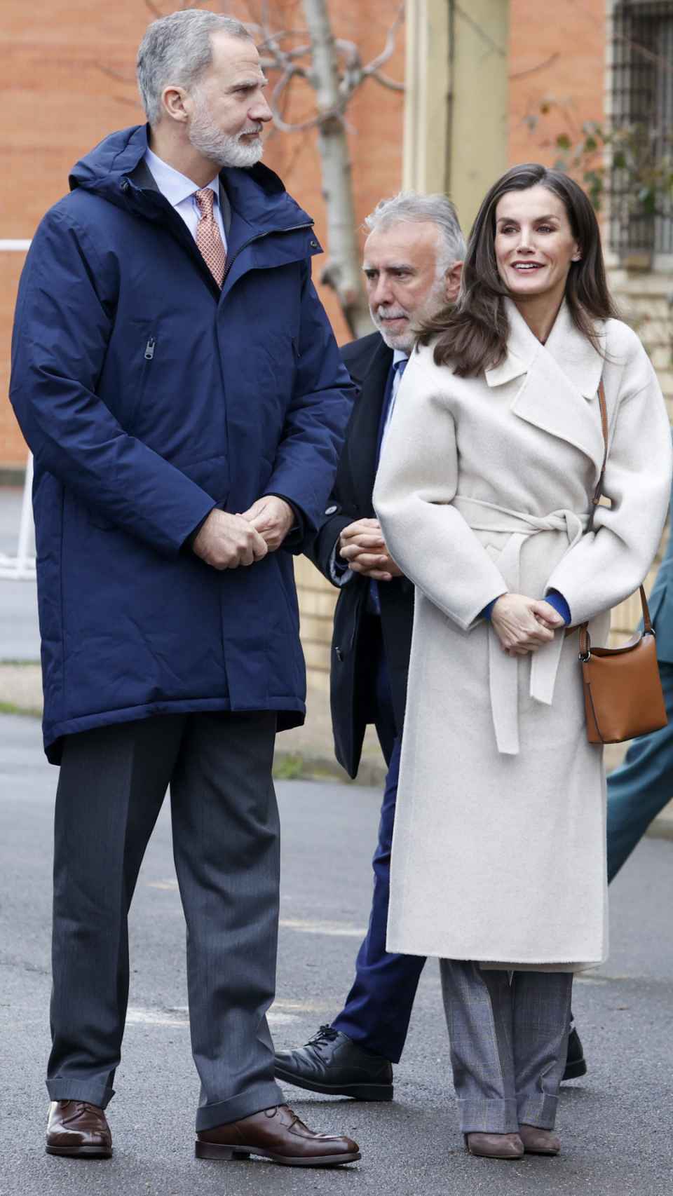 Felipe VI y Letizia a su llegada al centro escolar.