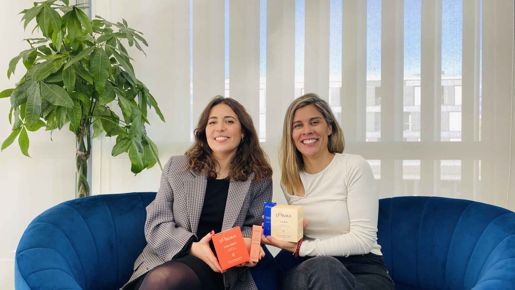 Mireia Roca y Cristina Martínez en su despacho.