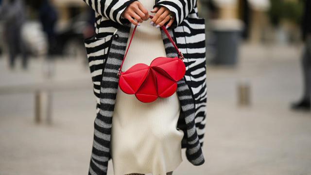 Detalle de un bolso en el 'street style'.